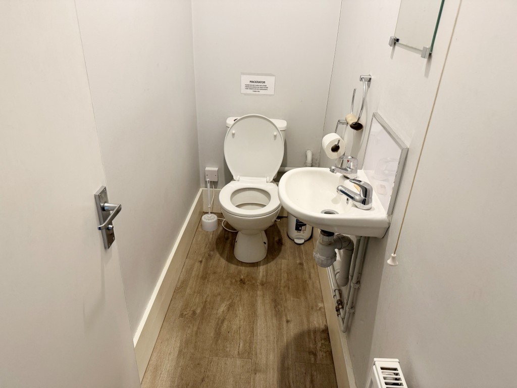 Lot: 19 - MID-TERRACE HOUSE INVESTMENT - Ground floor WC